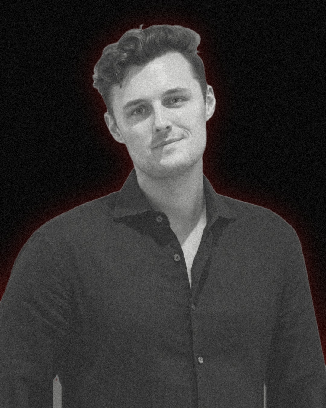 Nathan Reardon, co-founder of Innovation Philosophie, in a black shirt. A close portrait on an ink background.